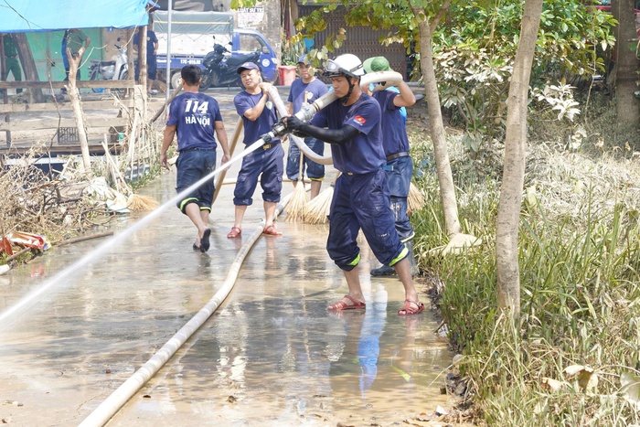 Công an Hà Nội huy động hàng trăm cán bộ, chiến sĩ giúp dân khắc phục sau bão số 11- Ảnh 6.