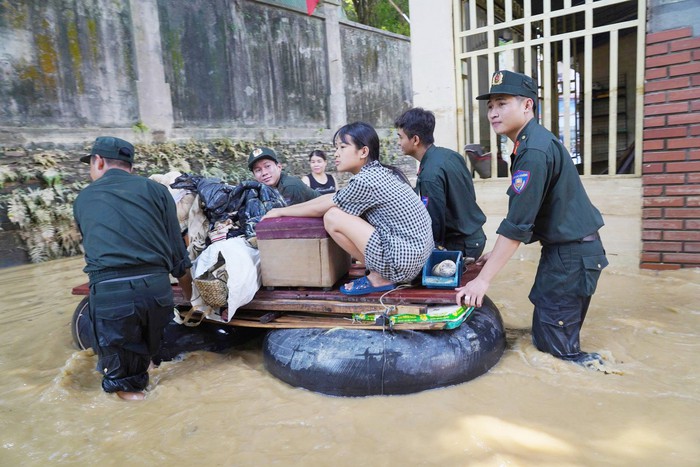 Công an Hà Nội huy động hàng trăm cán bộ, chiến sĩ giúp dân khắc phục sau bão số 11- Ảnh 2.