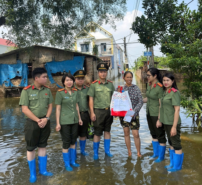 Phụ nữ Công an Hà Nội chia sẻ cùng người dân vùng lũ - Ảnh 1.