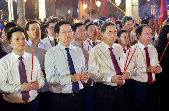 Chủ tịch Quốc hội đánh trống khai hội Côn Sơn - Kiếp Bạc 2025- Ảnh 2. Chủ tịch Quốc hội đánh trống khai hội Côn Sơn - Kiếp Bạc 2025- Ảnh 2.