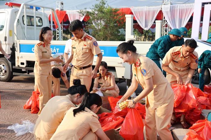 Phụ nữ Công an Hà Nội chia sẻ cùng người dân vùng lũ - Ảnh 2.