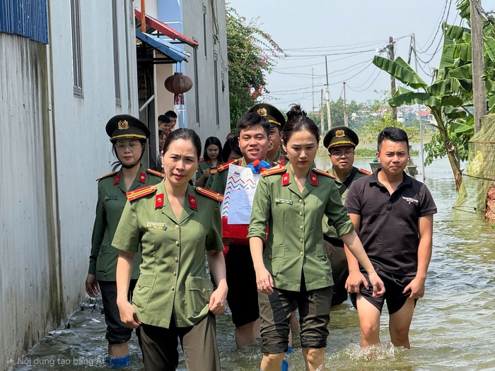 Phụ nữ Công an Hà Nội chia sẻ cùng người dân vùng lũ - Ảnh 3.
