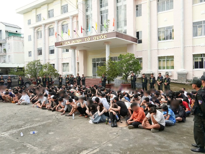 Kiểm tra đột xuất quán bar và karaoke, phát hiện 16 người dương tính với ma túy- Ảnh 1. Kiểm tra đột xuất quán bar và karaoke, phát hiện 16 người dương tính với ma túy- Ảnh 1.