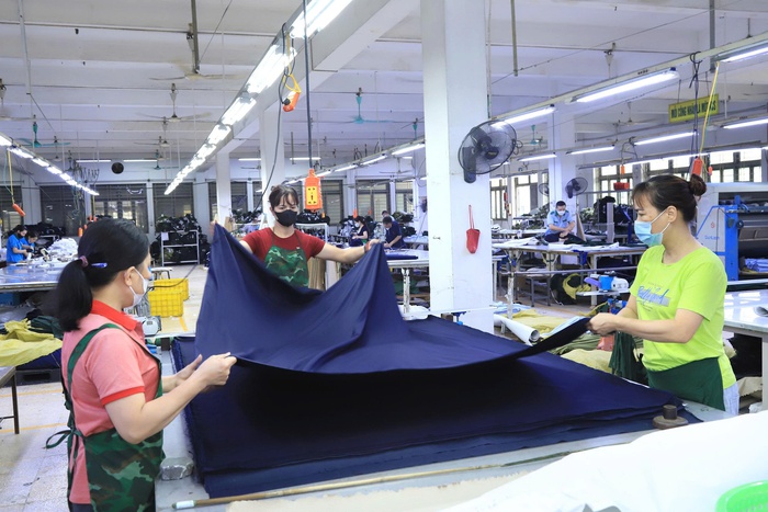 Gấp rút may hàng chục nghìn bộ quần áo gửi đến đồng bào vùng lũ - Ảnh 2. Gấp rút may hàng chục nghìn bộ quần áo gửi đến đồng bào vùng lũ - Ảnh 2.