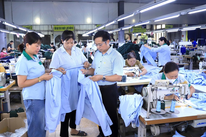 Gấp rút may hàng chục nghìn bộ quần áo gửi đến đồng bào vùng lũ - Ảnh 1. Gấp rút may hàng chục nghìn bộ quần áo gửi đến đồng bào vùng lũ - Ảnh 1.