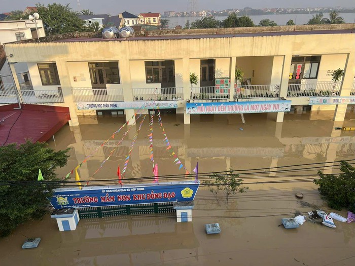 Các trường học khẩn trương dọn dẹp sau bão lũ, sẵn sàng đón học sinh trở lại- Ảnh 1.