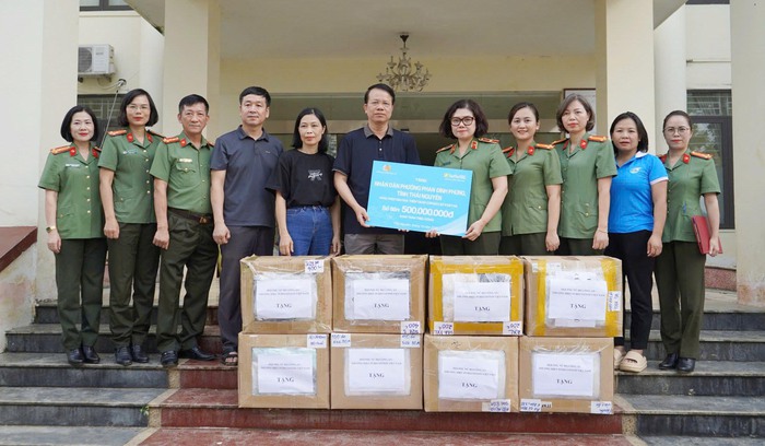 Phụ nữ Bộ Công an hỗ trợ người dân tỉnh Thái Nguyên khắc phục hậu quả mưa lũ - Ảnh 1.