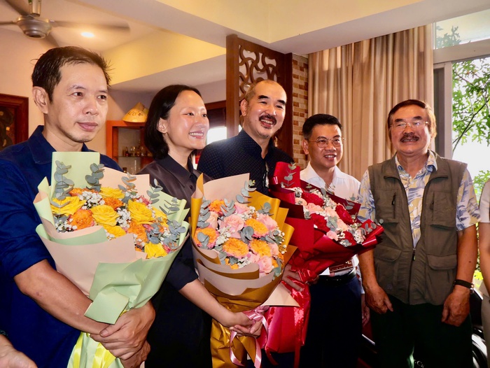 Từ trái qua: ê kíp phim Địa đạo gồm diễn viên Thái Hoà, Hồ Thu Anh, đạo diễn Bùi Thạc Chuyên nhận hoa từ lãnh đạo thành phố