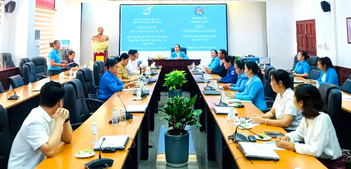 Hội LHPN TPHCM hỗ trợ đào tạo nghề cho hội viên phụ nữ Thủ đô Viêng Chăn- Ảnh 1.