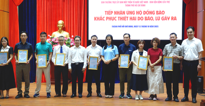 TPHCM: Nhiều tổ chức, cá nhân tiếp tục ủng hộ đồng bào vùng bão lũ - Ảnh 3. TPHCM: Nhiều tổ chức, cá nhân tiếp tục ủng hộ đồng bào vùng bão lũ - Ảnh 3.