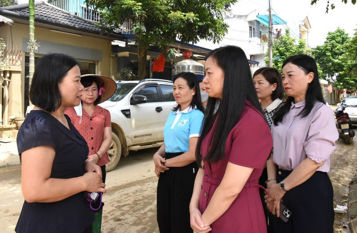 Lãnh đạo Hội LHPN Việt Nam thăm, tặng quà phụ nữ và trẻ em vùng lũ tại Thái Nguyên- Ảnh 10.