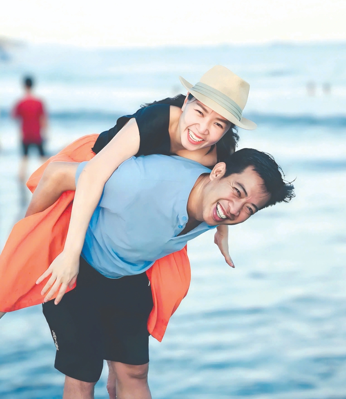 Nhà văn Hoàng Anh Tú: Hạnh phúc gia đình được xây
từ những điều giản dị- Ảnh 1. Nhà văn Hoàng Anh Tú: Hạnh phúc gia đình được xây
từ những điều giản dị- Ảnh 1.