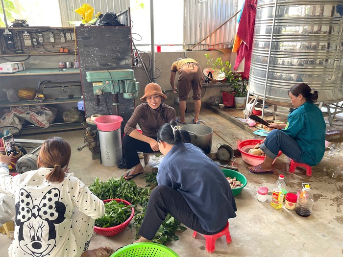 Nghĩa tình phụ nữ nơi lũ vừa đi qua- Ảnh 4.