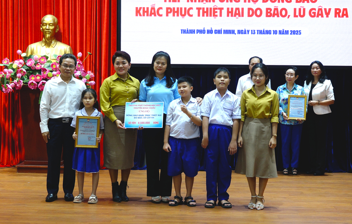 TPHCM: Nhiều tổ chức, cá nhân tiếp tục ủng hộ đồng bào vùng bão lũ - Ảnh 1. TPHCM: Nhiều tổ chức, cá nhân tiếp tục ủng hộ đồng bào vùng bão lũ - Ảnh 1.