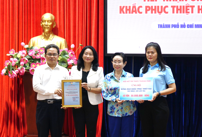 TPHCM: Nhiều tổ chức, cá nhân tiếp tục ủng hộ đồng bào vùng bão lũ - Ảnh 2. TPHCM: Nhiều tổ chức, cá nhân tiếp tục ủng hộ đồng bào vùng bão lũ - Ảnh 2.