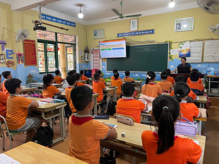Học sinh nhiều vùng ngập lụt trở lại trường học sau 