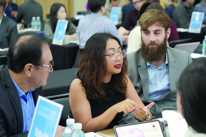 CEO Vũ Thị Thái An trong một buổi thảo luận với các đối tác nước ngoài