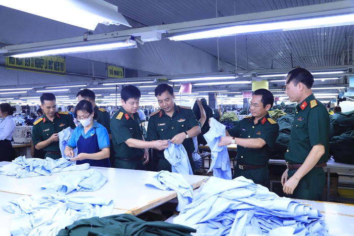 Tổng cục Hậu cần - Kỹ thuật tặng 2 nghìn bộ quần áo mới cho người dân vùng lũ tỉnh Thái Nguyên- Ảnh 2.
