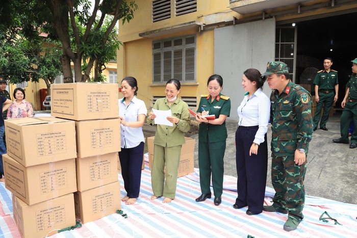 Tổng cục Hậu cần - Kỹ thuật tặng 2 nghìn bộ quần áo mới cho người dân vùng lũ tỉnh Thái Nguyên- Ảnh 1.
