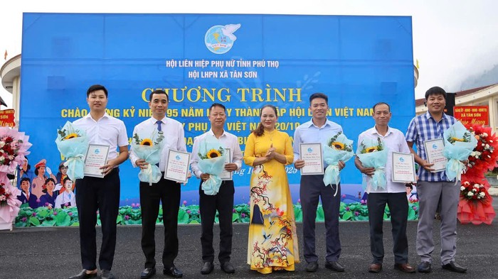 Hơn 200 hội viên phụ nữ Tân Sơn, Phú Thọ đồng diễn chào mừng 20/10- Ảnh 1. Hơn 200 hội viên phụ nữ Tân Sơn, Phú Thọ đồng diễn chào mừng 20/10- Ảnh 1.