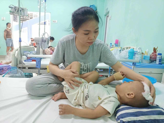 Xót xa bé trai 2 tuổi mắc bệnh hiểm nghèo không tiền cứu chữa- Ảnh 3. Xót xa bé trai 2 tuổi mắc bệnh hiểm nghèo không tiền cứu chữa- Ảnh 3.