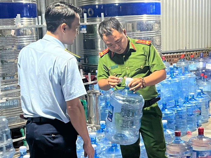 Triệt phá đường dây sản xuất và bán ra thị trường 20.000 bình nước Lavie giả trên địa bàn Hà Nội- Ảnh 1. Triệt phá đường dây sản xuất và bán ra thị trường 20.000 bình nước Lavie giả trên địa bàn Hà Nội- Ảnh 1.
