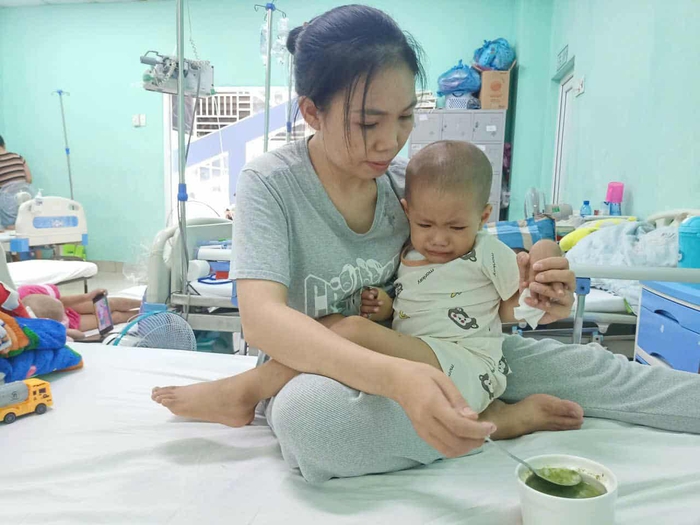 Xót xa bé trai 2 tuổi mắc bệnh hiểm nghèo không tiền cứu chữa- Ảnh 5. Xót xa bé trai 2 tuổi mắc bệnh hiểm nghèo không tiền cứu chữa- Ảnh 5.