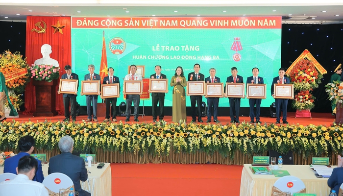 Hội Nông dân Việt Nam đón nhận danh hiệu "Anh hùng Lực lượng vũ trang nhân dân thời kỳ kháng chiến chống Mỹ cứu nước"- Ảnh 5. Hội Nông dân Việt Nam đón nhận danh hiệu "Anh hùng Lực lượng vũ trang nhân dân thời kỳ kháng chiến chống Mỹ cứu nước"- Ảnh 5.