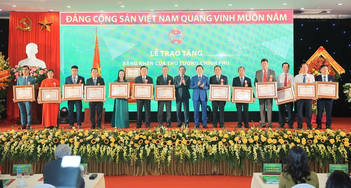 Hội Nông dân Việt Nam đón nhận danh hiệu "Anh hùng Lực lượng vũ trang nhân dân thời kỳ kháng chiến chống Mỹ cứu nước"- Ảnh 6. Hội Nông dân Việt Nam đón nhận danh hiệu "Anh hùng Lực lượng vũ trang nhân dân thời kỳ kháng chiến chống Mỹ cứu nước"- Ảnh 6.