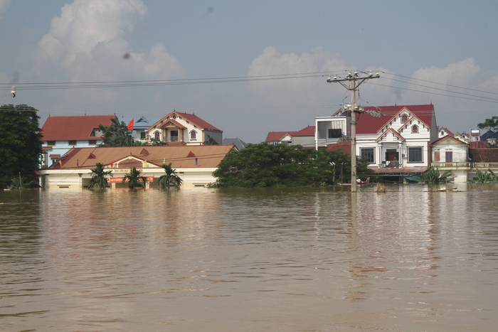 Tình người trong bão lũ: Liều thuốc tinh thần của người dân Đa Hội- Ảnh 1. Tình người trong bão lũ: Liều thuốc tinh thần của người dân Đa Hội- Ảnh 1.