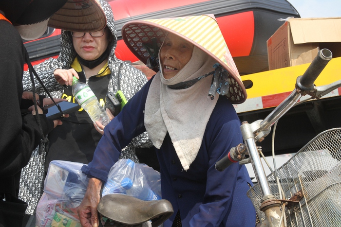 Tình người trong bão lũ: Liều thuốc tinh thần của người dân Đa Hội- Ảnh 3. Tình người trong bão lũ: Liều thuốc tinh thần của người dân Đa Hội- Ảnh 3.