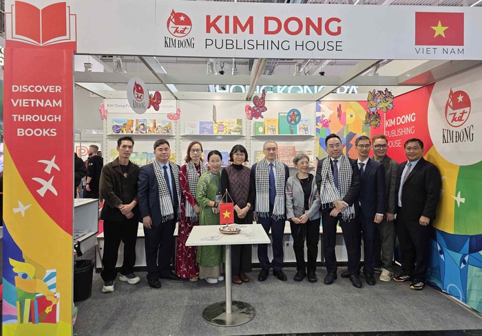 Thứ trưởng Bộ Văn hóa, Thể thao và Du lịch Phan Tâm (người thứ 6 từ trái sang) tại gian hàng của NXB Kim Đồng trong khuôn khổ Không gian Sách Việt Nam