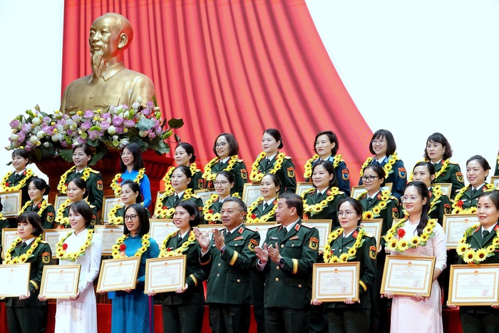 Tuyên dương 63 tập thể và 175 cá nhân điển hình tiên tiến phụ nữ Quân đội - Ảnh 5. Tuyên dương 63 tập thể và 175 cá nhân điển hình tiên tiến phụ nữ Quân đội - Ảnh 5.