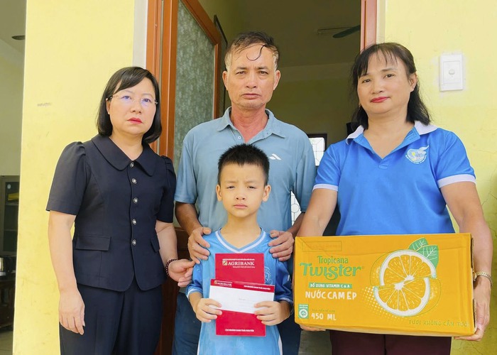 Hội LHPN tỉnh Thái Nguyên trao quà, hỗ trợ trẻ mồ côi, khó khăn bị ảnh hưởng bão số 11- Ảnh 1. Hội LHPN tỉnh Thái Nguyên trao quà, hỗ trợ trẻ mồ côi, khó khăn bị ảnh hưởng bão số 11- Ảnh 1.