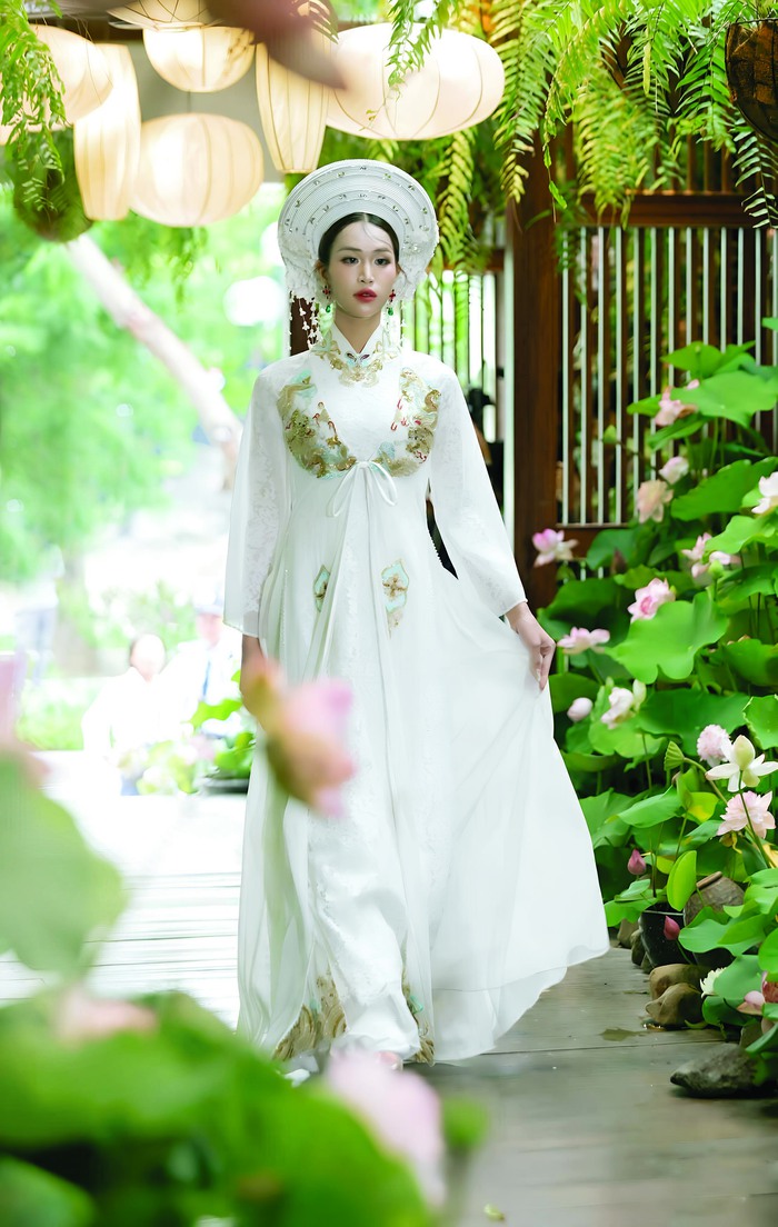 Á hậu chuyển giới Minh Anh say mê áo dài - Ảnh 1. Á hậu chuyển giới Minh Anh say mê áo dài - Ảnh 1.