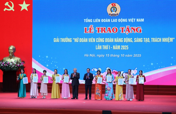 10 cá nhân được trao Giải thưởng “Nữ đoàn viên Công đoàn năng động, sáng tạo, trách nhiệm” năm 2025- Ảnh 3. 10 cá nhân được trao Giải thưởng “Nữ đoàn viên Công đoàn năng động, sáng tạo, trách nhiệm” năm 2025- Ảnh 3.