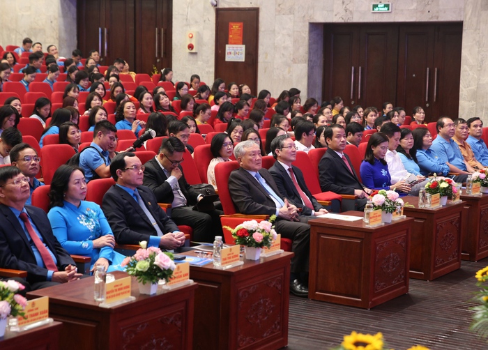 Phó Thủ tướng Thường trực Chính phủ Nguyễn Hoà Bình và các đại biểu tham dự chương trình Phó Thủ tướng Thường trực Chính phủ Nguyễn Hoà Bình và các đại biểu tham dự chương trình