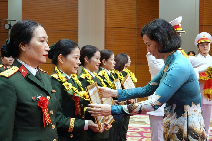 Tuyên dương 63 tập thể và 175 cá nhân điển hình tiên tiến phụ nữ Quân đội - Ảnh 4. Tuyên dương 63 tập thể và 175 cá nhân điển hình tiên tiến phụ nữ Quân đội - Ảnh 4.