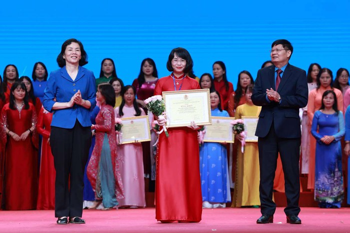 Bà Nguyễn Thị Minh Hương, Phó Chủ tịch Hội LHPN Việt Nam và ông Bà Nguyễn Thị Minh Hương, Phó Chủ tịch Hội LHPN Việt Nam và ông