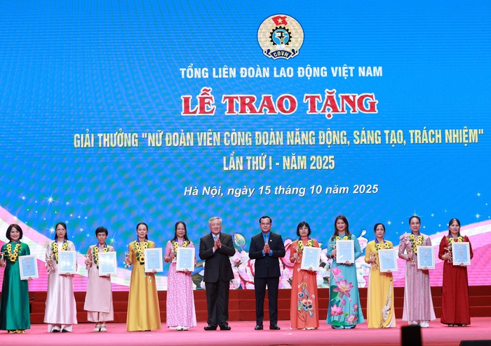 Phó Thủ tướng Thường trực Nguyễn Hòa Bình trao giải thưởng cho 10 nữ đoàn viên Công đoàn năng động, sáng tạo, trách nhiệm Phó Thủ tướng Thường trực Nguyễn Hòa Bình trao giải thưởng cho 10 nữ đoàn viên Công đoàn năng động, sáng tạo, trách nhiệm