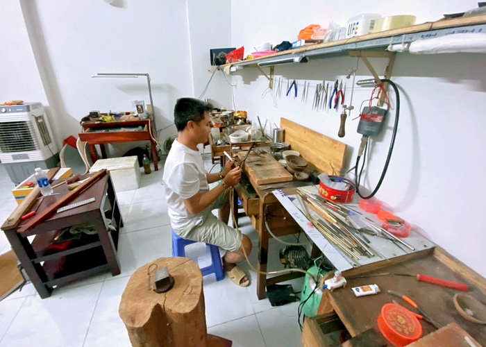 Bắt nhóm đối tượng lừa bán vàng giả cho tiệm vàng- Ảnh 2. Bắt nhóm đối tượng lừa bán vàng giả cho tiệm vàng- Ảnh 2.