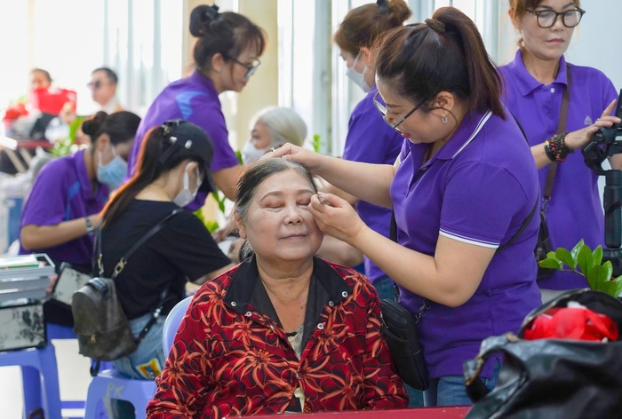 TPHCM: Nữ bệnh nhân được thưởng thức âm nhạc, làm đẹp đón ngày 20/10- Ảnh 4. TPHCM: Nữ bệnh nhân được thưởng thức âm nhạc, làm đẹp đón ngày 20/10- Ảnh 4.