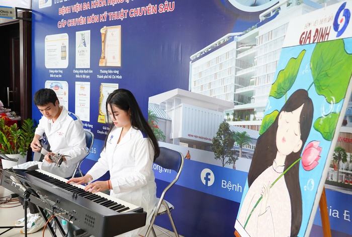 TPHCM: Nữ bệnh nhân được thưởng thức âm nhạc, làm đẹp đón ngày 20/10- Ảnh 1. TPHCM: Nữ bệnh nhân được thưởng thức âm nhạc, làm đẹp đón ngày 20/10- Ảnh 1.
