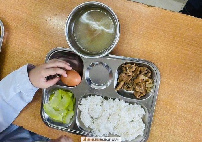 Hiệu trưởng nhận trách nhiệm vụ "thịt ôi thiu, trứng bốc mùi" tại Trường Tiểu học Cự Khê - Ảnh 1. Hiệu trưởng nhận trách nhiệm vụ "thịt ôi thiu, trứng bốc mùi" tại Trường Tiểu học Cự Khê - Ảnh 1.