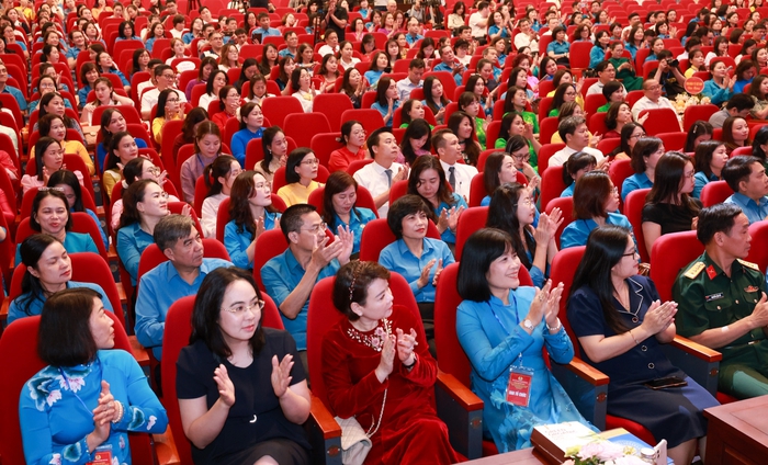 Coi công tác phụ nữ và bình đẳng giới là nhiệm vụ chính trị trọng tâm, xuyên suốt- Ảnh 2. Coi công tác phụ nữ và bình đẳng giới là nhiệm vụ chính trị trọng tâm, xuyên suốt- Ảnh 2.