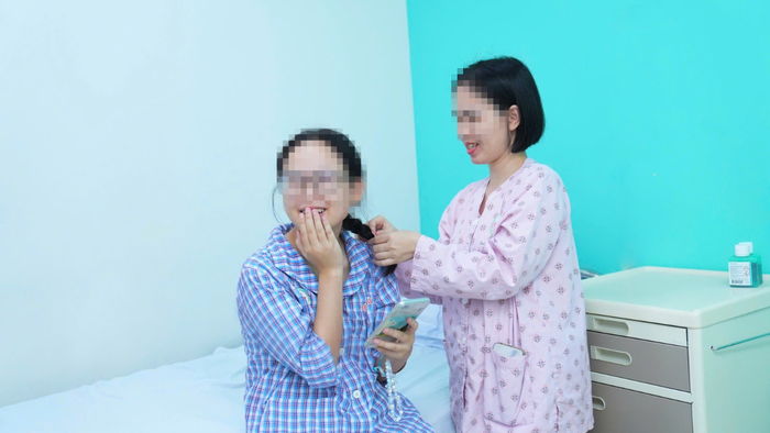 Người mẹ hiến gan cứu con gái 17 tuổi, dù không cùng nhóm máu- Ảnh 1. Người mẹ hiến gan cứu con gái 17 tuổi, dù không cùng nhóm máu- Ảnh 1.