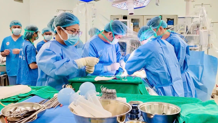 Người mẹ hiến gan cứu con gái 17 tuổi, dù không cùng nhóm máu- Ảnh 2. Người mẹ hiến gan cứu con gái 17 tuổi, dù không cùng nhóm máu- Ảnh 2.