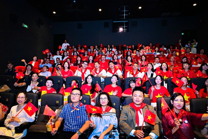 Những khán giả đầu tiên của bộ phim "Tổ quốc trong tim – The concert film" Những khán giả đầu tiên của bộ phim "Tổ quốc trong tim – The concert film"