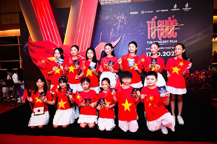 Khán giả nhí mặc áo cờ đỏ sao vàng đón xem buổi ra mắt "Tổ quốc trong tim – The concert film" Khán giả nhí mặc áo cờ đỏ sao vàng đón xem buổi ra mắt "Tổ quốc trong tim – The concert film"