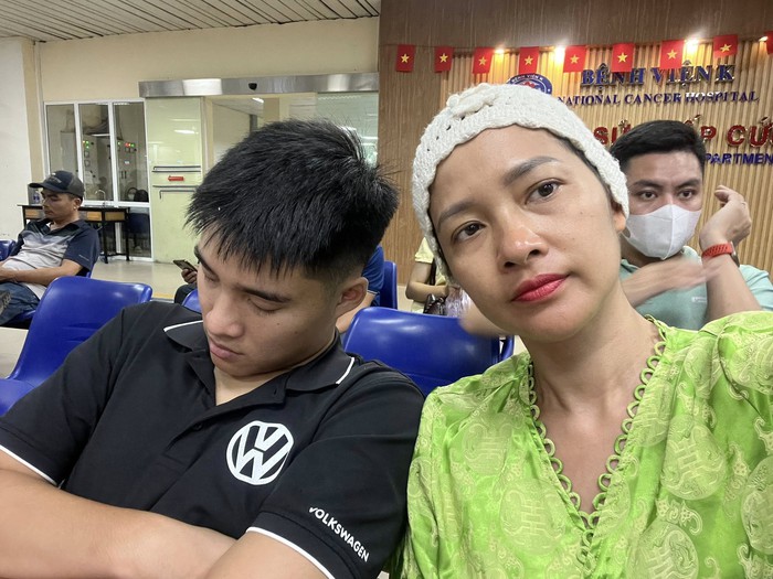 Nhà thiết kế "vẽ" giấc mơ áo dài giữa hành trình chống chọi ung thư- Ảnh 2. Nhà thiết kế "vẽ" giấc mơ áo dài giữa hành trình chống chọi ung thư- Ảnh 2.